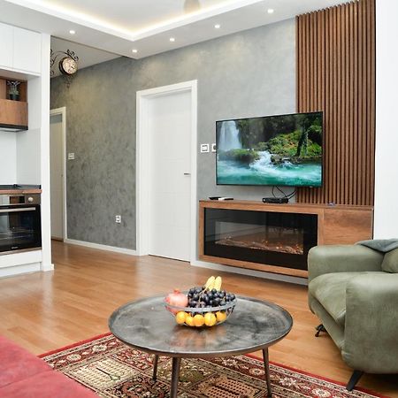 Mirror Apartment With Private Parking Новий Сад Екстер'єр фото